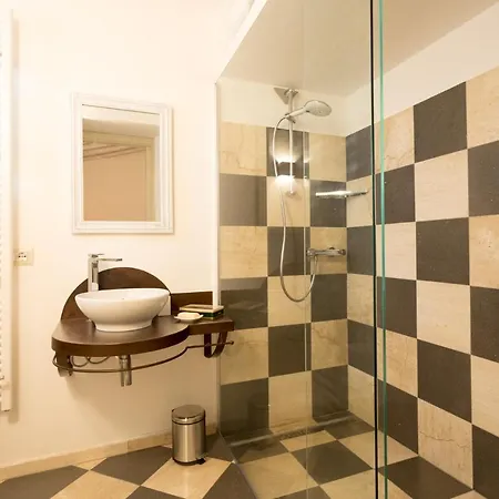 La Petite Maison Трезнурагес